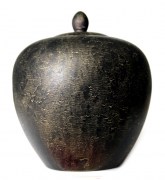 208885 Stenen urn zwart en goud 800